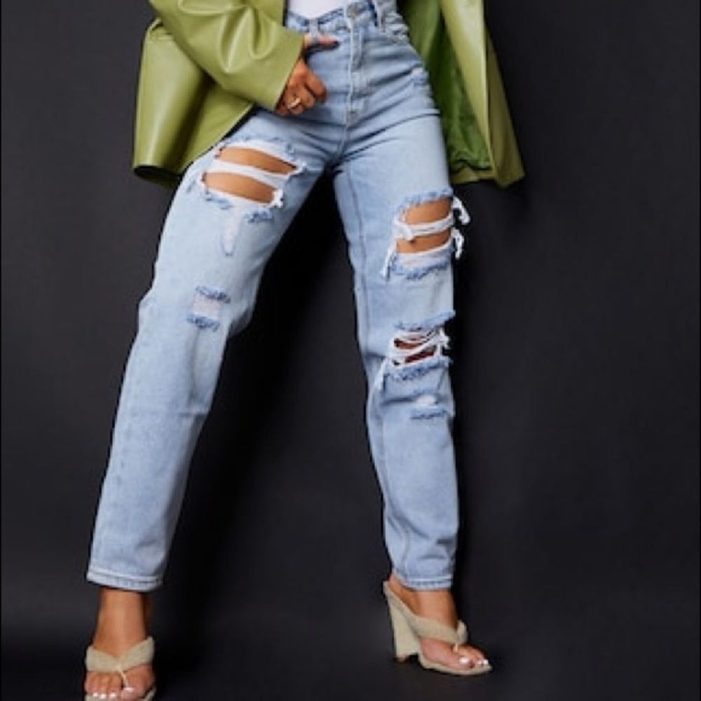 ✨HP✨PRETTYLITTLETHING Light Wash Ripped Mom Jeans✨